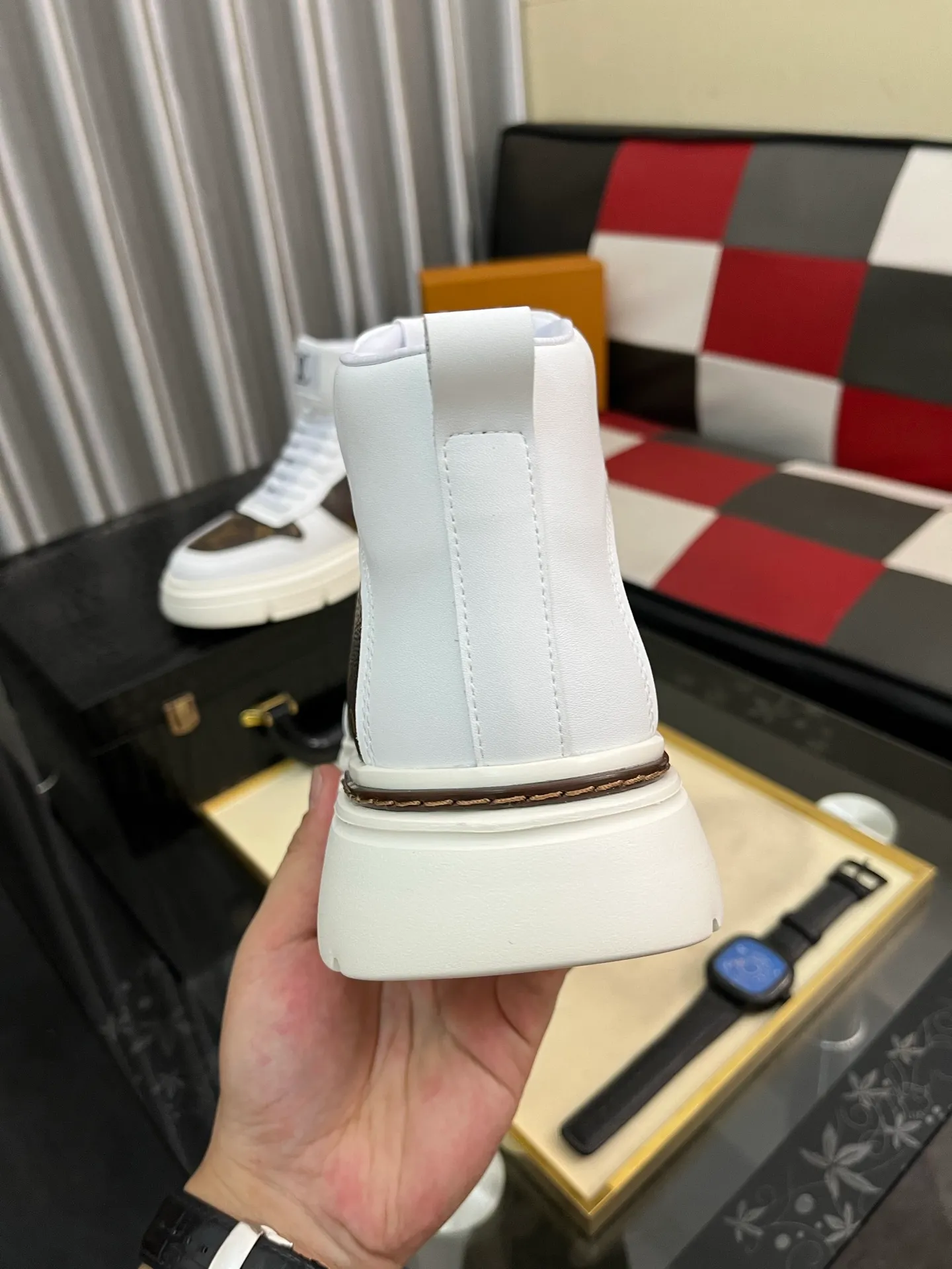 Men's shoes 💰420⌚️⌚️《Louis vuitton/LV Louis Vuitton》original quality.~ Unique modern style sneakers. 🏃A must-have casual shoe for trendy men😍😍 Original brand imported from Italy, imported original leather, cow lining (refuses to discolor and grind feet) Sole: Original sole specially provided by the original factory, French lazy style design Size: 38-442️⃣Colors available